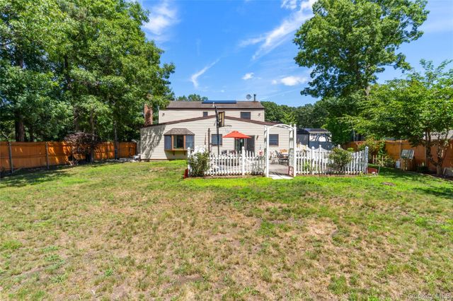 4 Winding Lane, Islandia, NY 11749