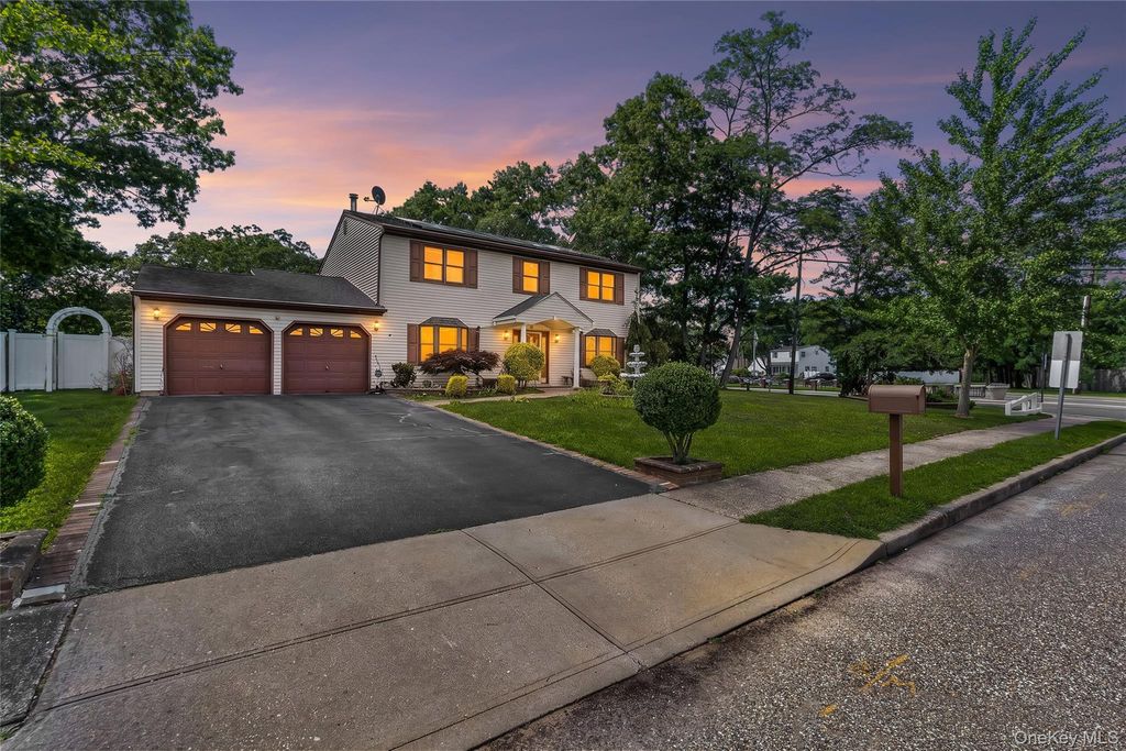 4 Winding Lane, Islandia, NY 11749