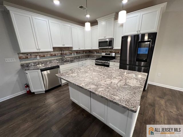 706 Greenland Square 706, Highland Park, NJ 08904