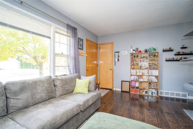 205 E 17th Street Place N, Newton, IA 50208