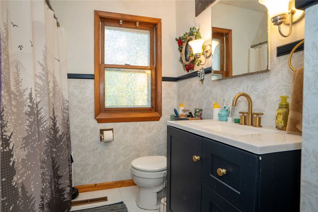 205 E 17th Street Place N, Newton, IA 50208