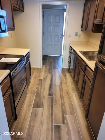 750 E MICHELLE Drive, Phoenix, AZ 85022