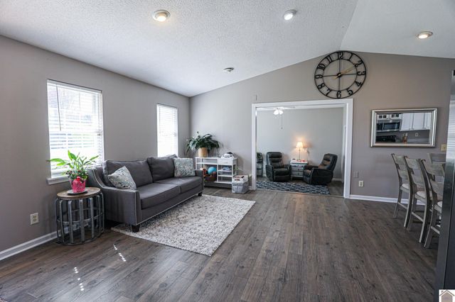 6135 Majestic Oak Dr, Paducah, KY 42003