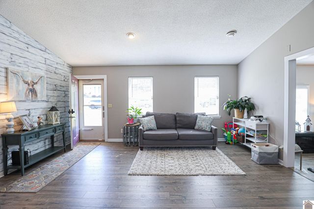 6135 Majestic Oak Dr, Paducah, KY 42003