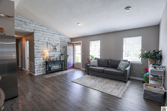 6135 Majestic Oak Dr, Paducah, KY 42003