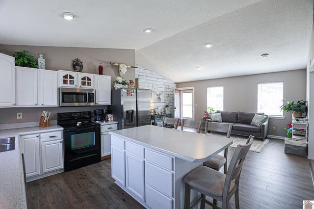 6135 Majestic Oak Dr, Paducah, KY 42003