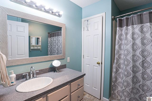 6135 Majestic Oak Dr, Paducah, KY 42003