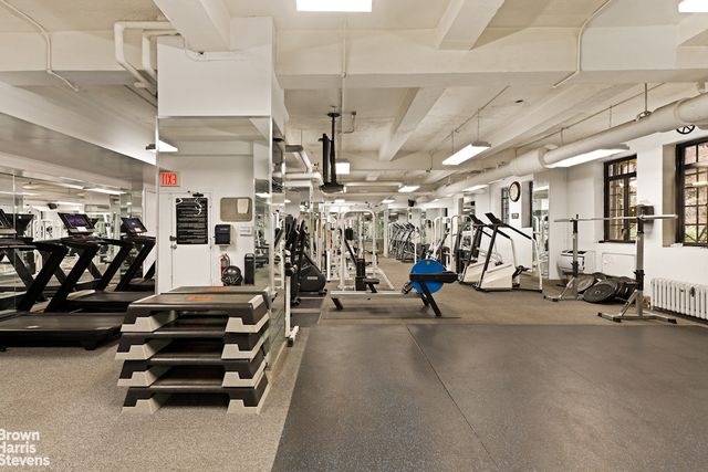 320 E 42nd St Apt 1001, New York City, NY 10017