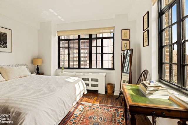 320 E 42nd St Apt 1001, New York City, NY 10017