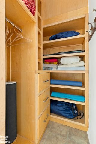 320 E 42nd St Apt 1001, New York City, NY 10017