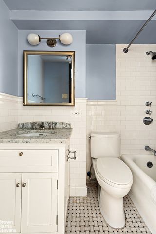 320 E 42nd St Apt 1001, New York City, NY 10017