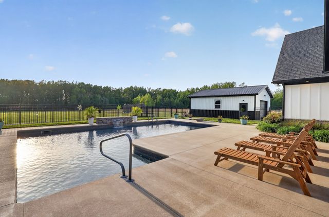 879 Mount Vernon Rd, Bethpage, TN 37022