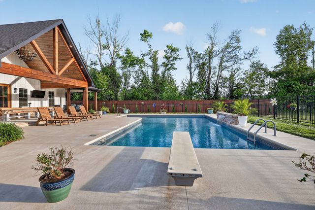 879 Mount Vernon Rd, Bethpage, TN 37022