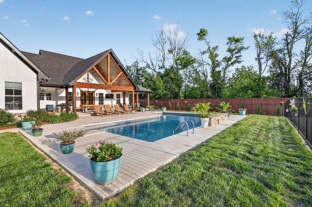 879 Mount Vernon Rd, Bethpage, TN 37022