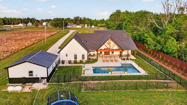 879 Mount Vernon Rd, Bethpage, TN 37022