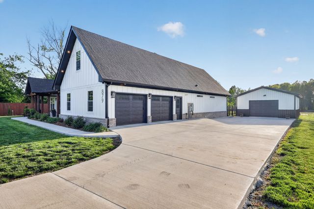 879 Mount Vernon Rd, Bethpage, TN 37022