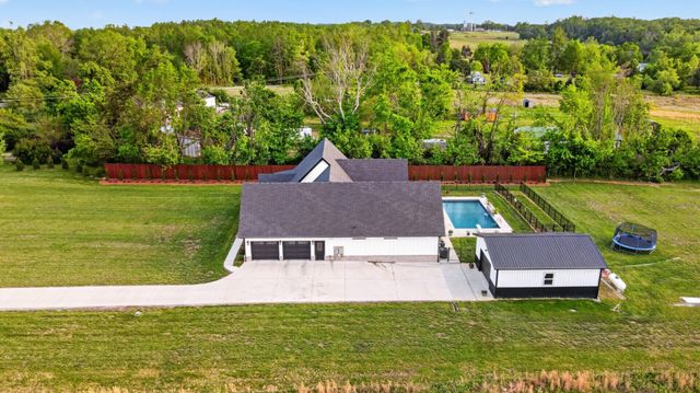 879 Mount Vernon Rd, Bethpage, TN 37022
