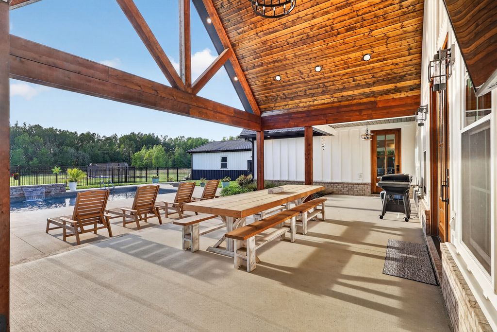 879 Mount Vernon Rd, Bethpage, TN 37022