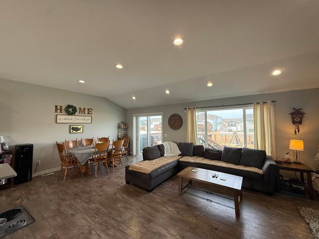 49 Mulberry Loop NE, Minot, ND 58703