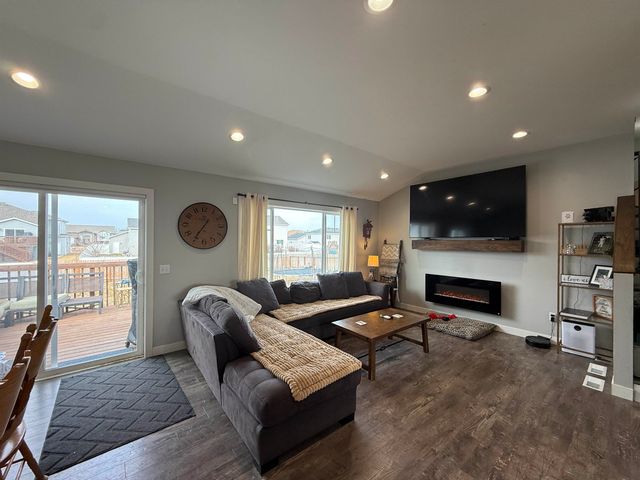 49 Mulberry Loop NE, Minot, ND 58703