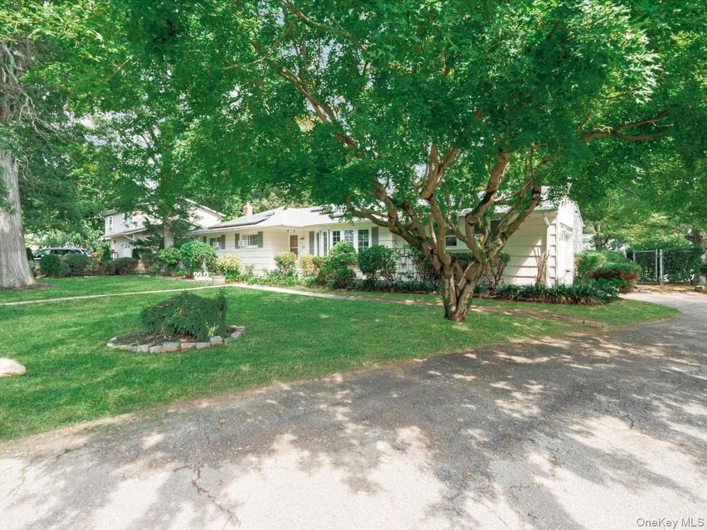 23 Hren Avenue, Huntington, NY 11743 — photo 2