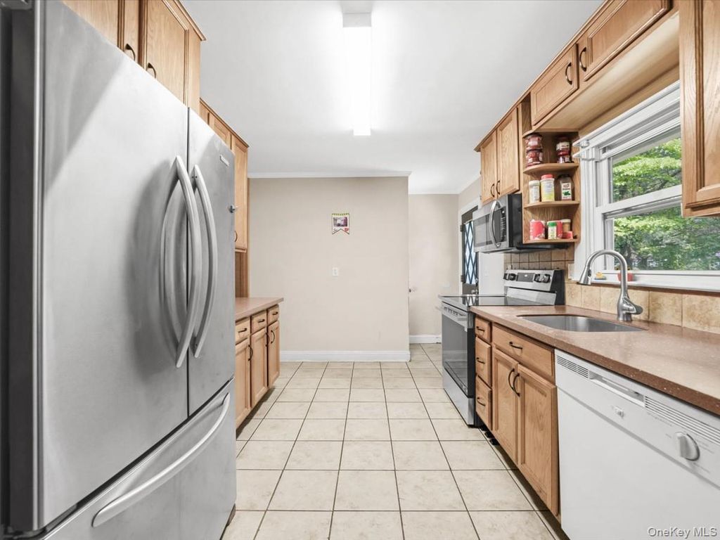 23 Hren Avenue, Huntington, NY 11743 — photo 5