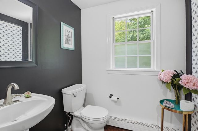5 Dunny Cove Road, Uxbridge, MA 01569