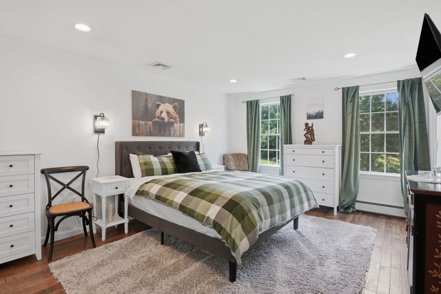 5 Dunny Cove Road, Uxbridge, MA 01569