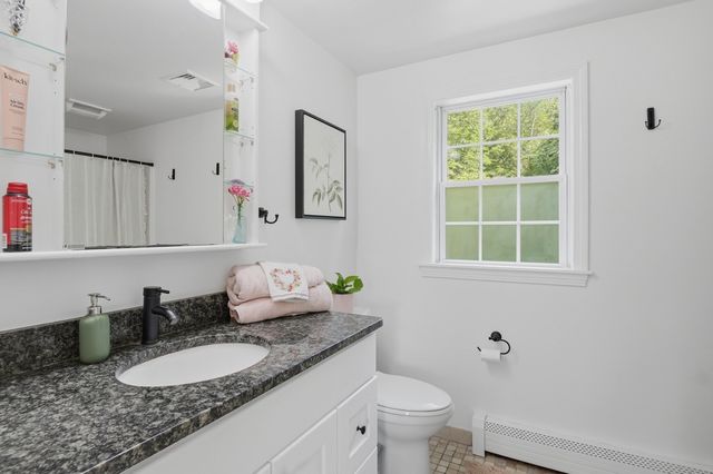 5 Dunny Cove Road, Uxbridge, MA 01569