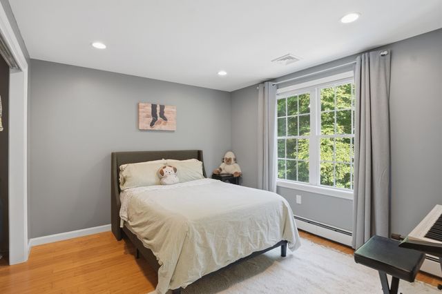 5 Dunny Cove Road, Uxbridge, MA 01569