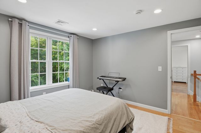 5 Dunny Cove Road, Uxbridge, MA 01569