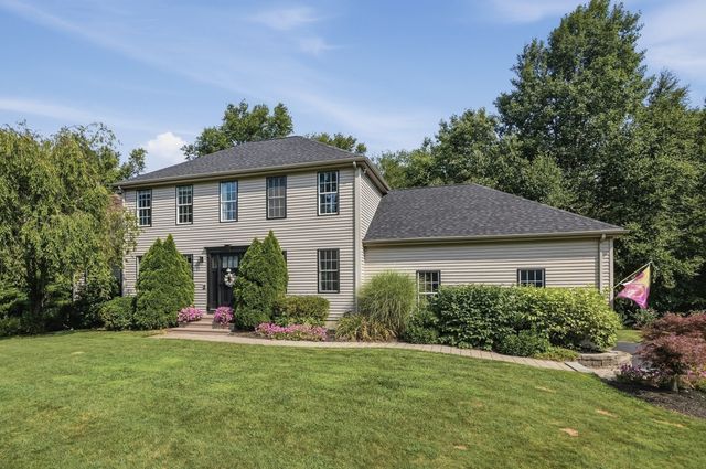 5 Dunny Cove Road, Uxbridge, MA 01569