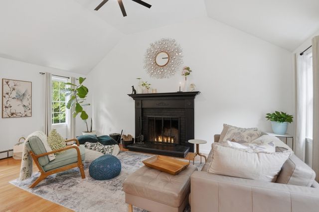 5 Dunny Cove Road, Uxbridge, MA 01569