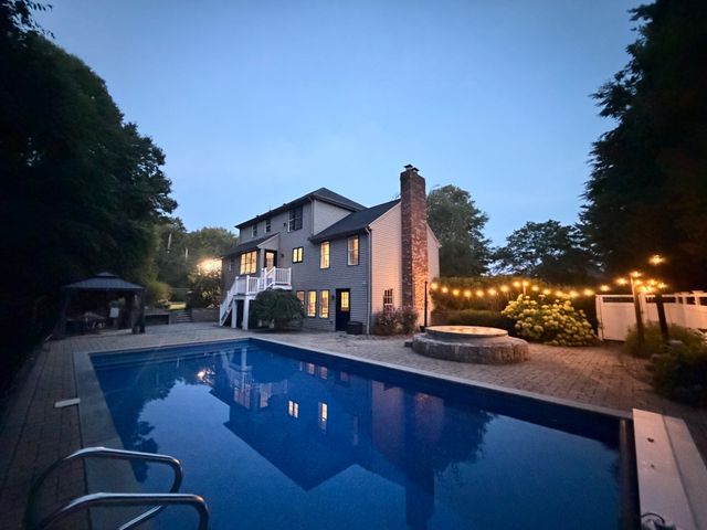 5 Dunny Cove Road, Uxbridge, MA 01569