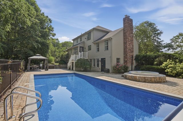5 Dunny Cove Road, Uxbridge, MA 01569