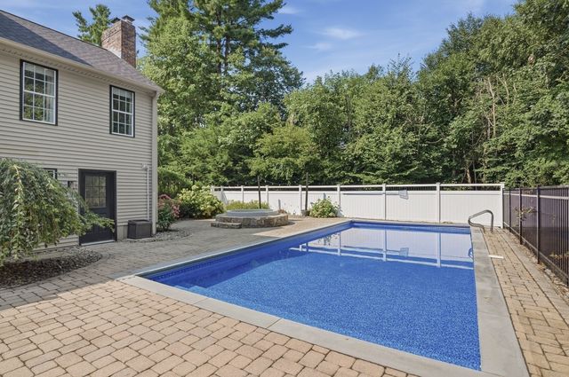 5 Dunny Cove Road, Uxbridge, MA 01569