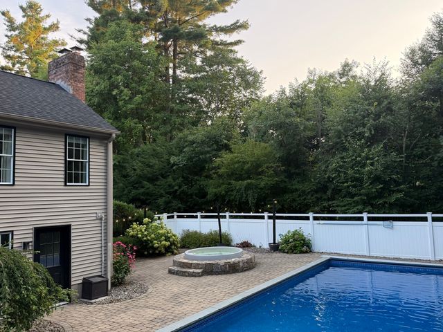 5 Dunny Cove Road, Uxbridge, MA 01569