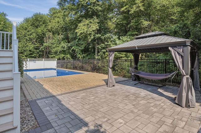 5 Dunny Cove Road, Uxbridge, MA 01569