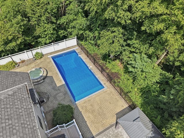 5 Dunny Cove Road, Uxbridge, MA 01569