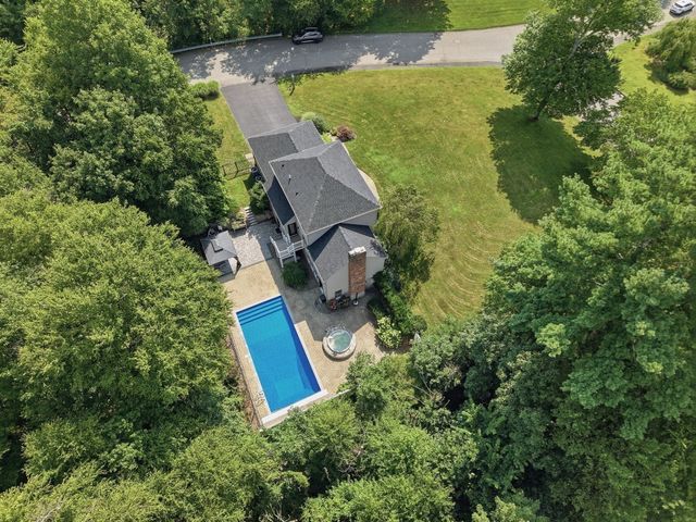 5 Dunny Cove Road, Uxbridge, MA 01569