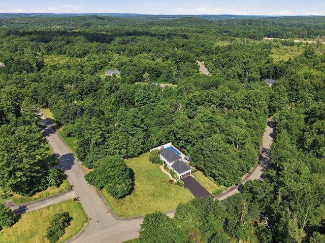5 Dunny Cove Road, Uxbridge, MA 01569