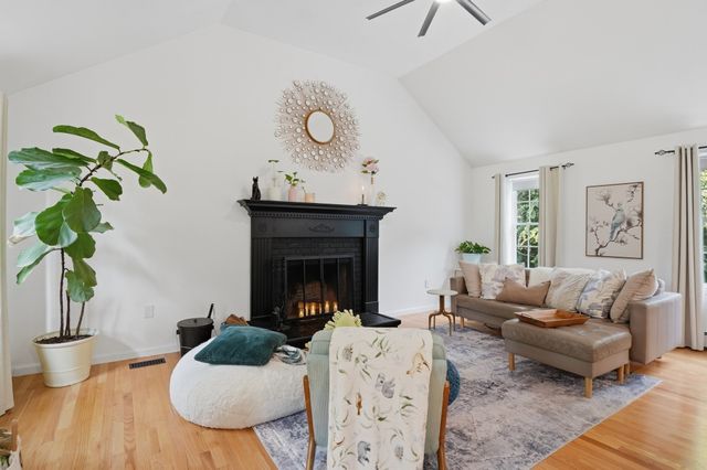 5 Dunny Cove Road, Uxbridge, MA 01569