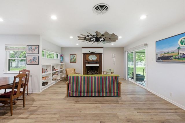 1215 W Live Oak ST, Lockhart, TX 78644