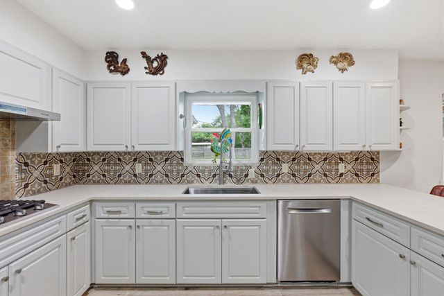 1215 W Live Oak ST, Lockhart, TX 78644