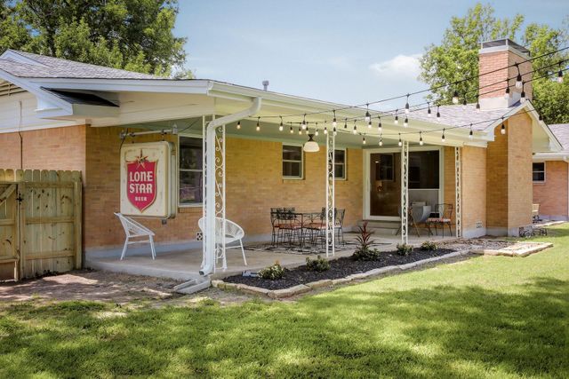 1215 W Live Oak ST, Lockhart, TX 78644