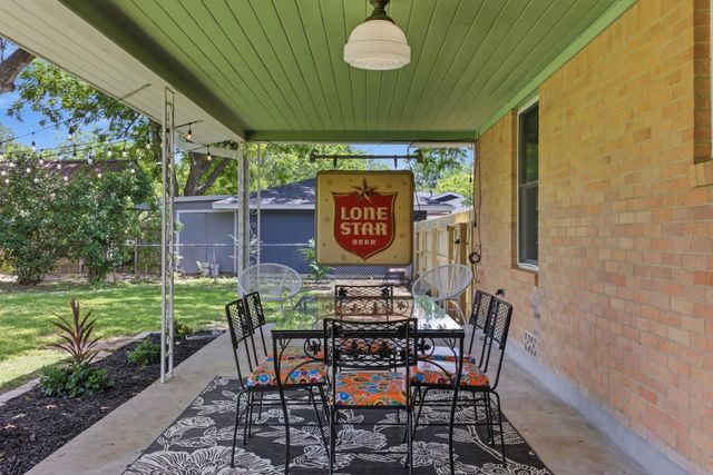 1215 W Live Oak ST, Lockhart, TX 78644