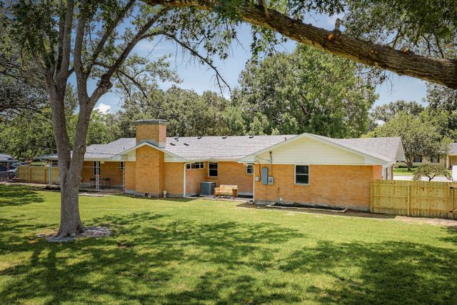 1215 W Live Oak ST, Lockhart, TX 78644
