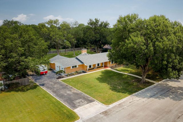 1215 W Live Oak ST, Lockhart, TX 78644