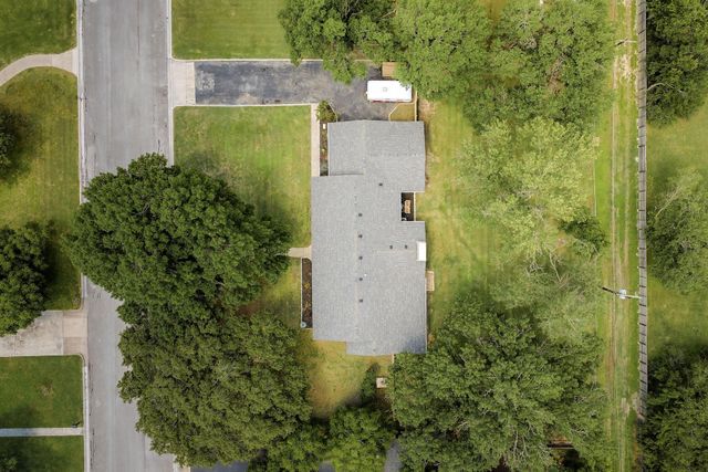 1215 W Live Oak ST, Lockhart, TX 78644