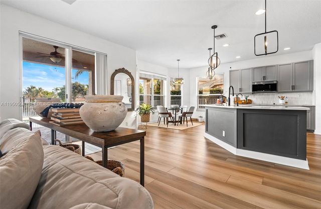 5923 NW 54th Cir, Coral Springs, FL 33067